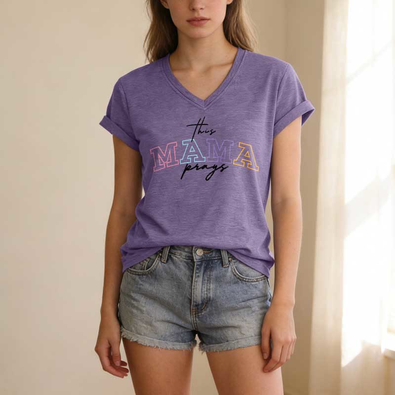 Christianartworkshop T-shirt décontracté à col en V « Maman prie en croix » - image 17
