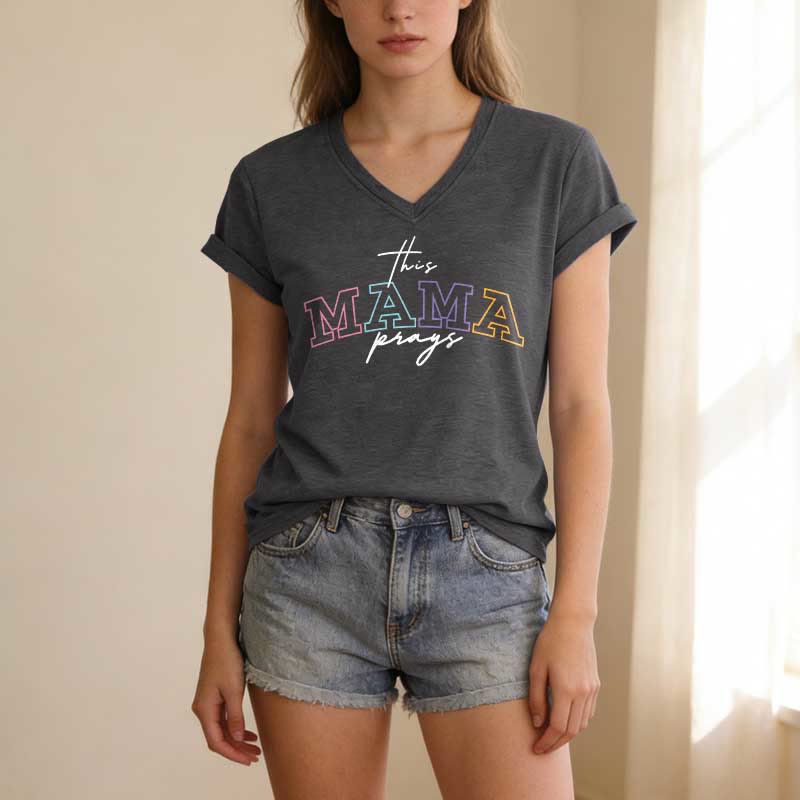 Christianartworkshop T-shirt décontracté à col en V « Maman prie en croix » - image 21