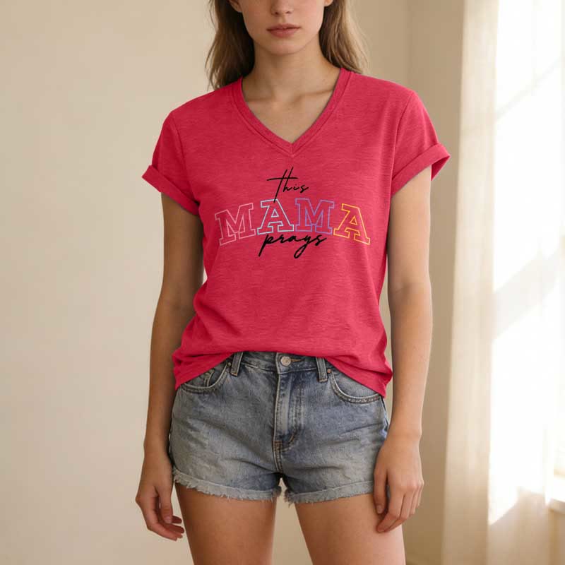 Christianartworkshop T-shirt décontracté à col en V « Maman prie en croix » - image 23