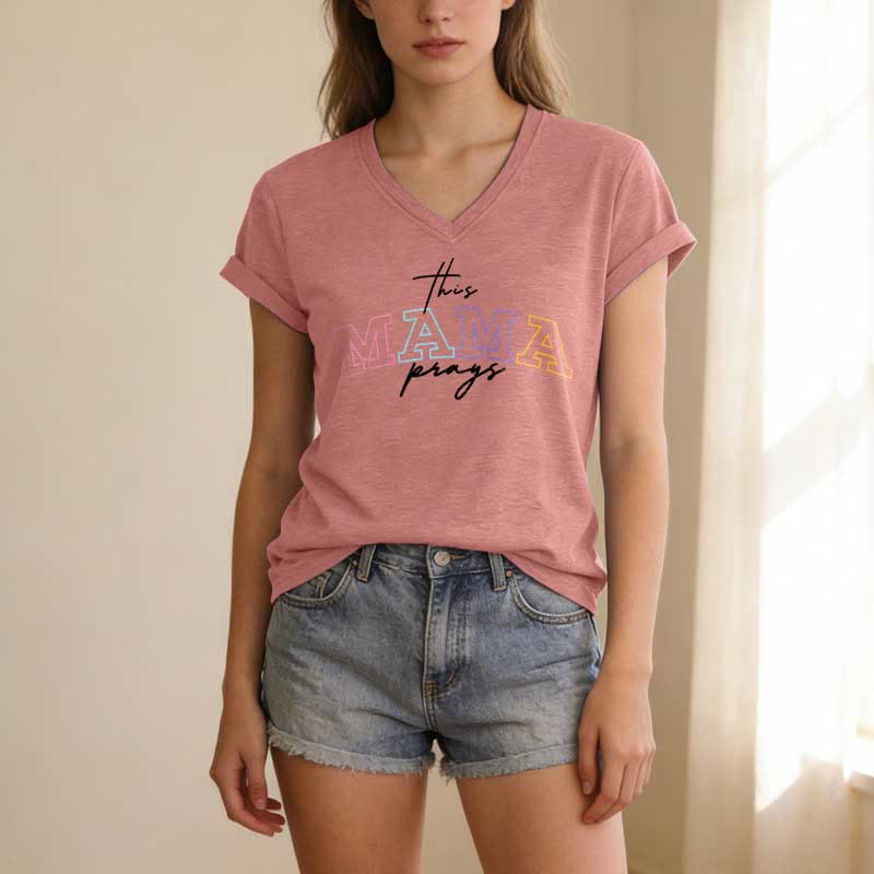 Christianartworkshop T-shirt décontracté à col en V « Maman prie en croix » - image 11