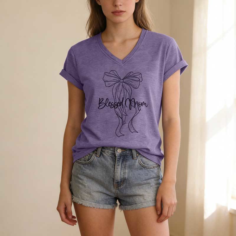 Christianartworkshop T-shirt décontracté à col en V avec motif nœud papillon « Maman bénie » - image 1