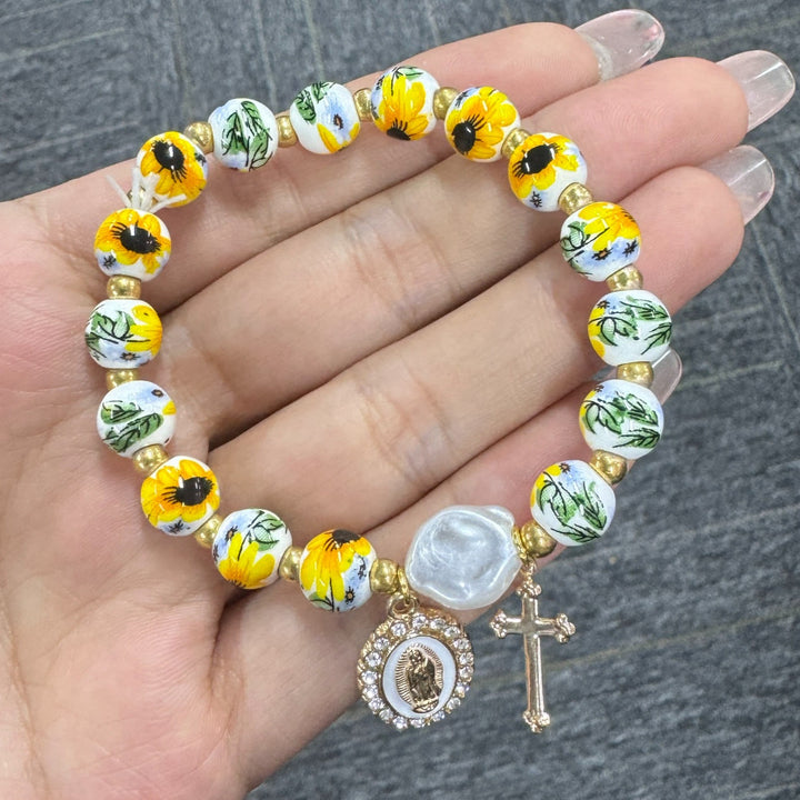 Bracelet en porcelaine céramique à motif floral avec pendentif médaille de Notre - Dame et croix (3 modèles) - image 4
