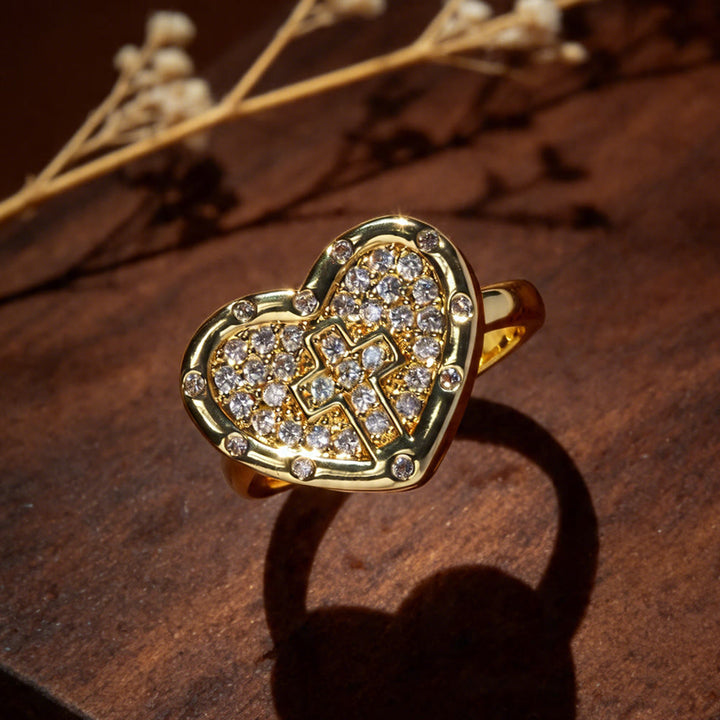 Christianartworkshop Bague imposante en forme de cœur sertie d'une croix pavée : symbole d'amour sacré et de grâce - image 0
