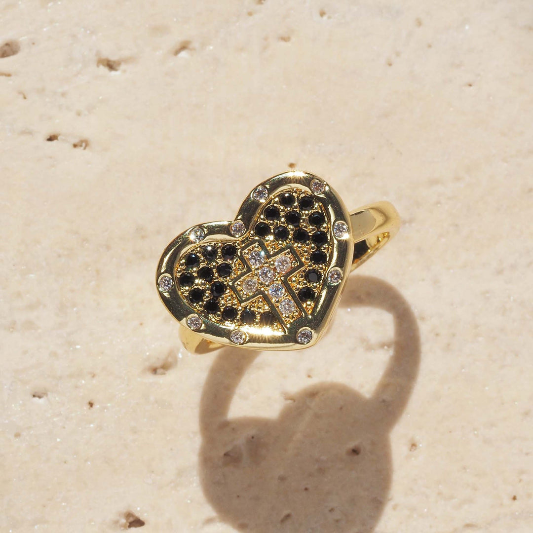 Christianartworkshop Bague imposante en forme de cœur sertie d'une croix pavée : symbole d'amour sacré et de grâce - Noir (Convient aux tailles américaines 6 à 10) - image 4