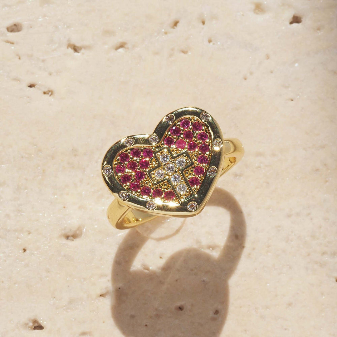 Christianartworkshop Bague imposante en forme de cœur sertie d'une croix pavée : symbole d'amour sacré et de grâce - Rose (Convient aux tailles américaines 6 à 10) - image 2