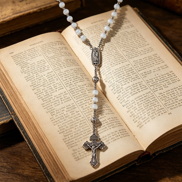 Christianartworkshop Chapelet en pierre œil-de-chat blanche lumineuse avec médaille de Notre-Dame et crucifix orné - image 11