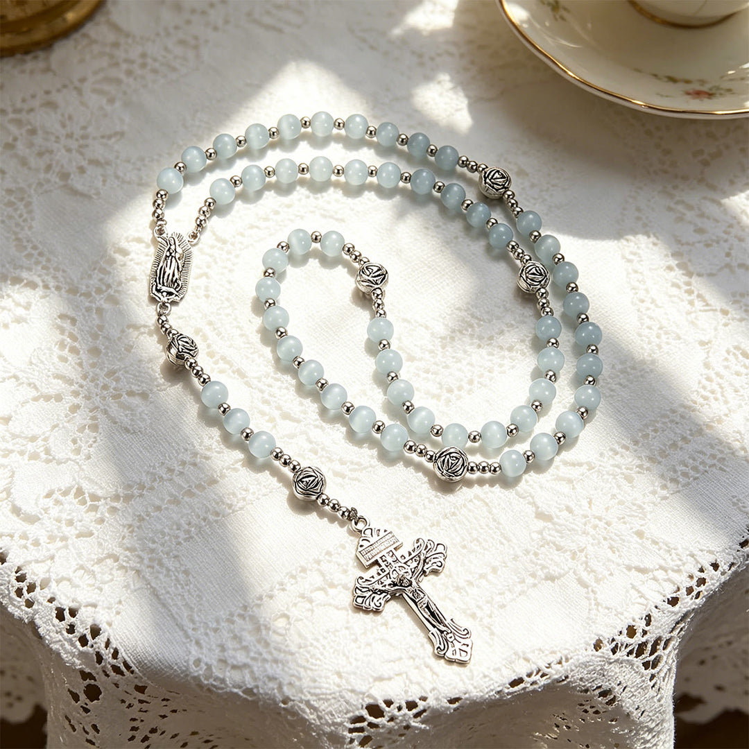 Christianartworkshop Chapelet en pierre œil-de-chat blanche lumineuse avec médaille de Notre-Dame et crucifix orné - image 8