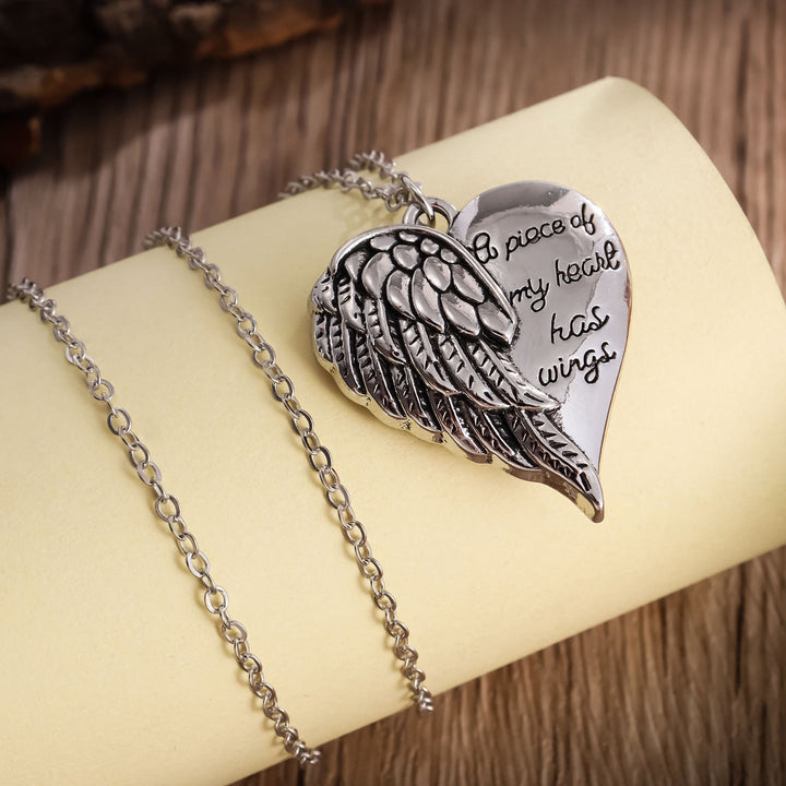 Christianartworkshop Collier commémoratif demi-cœur et ailes d'ange : Pendentif « Une partie de mon cœur a des ailes », symbole de foi - image 3