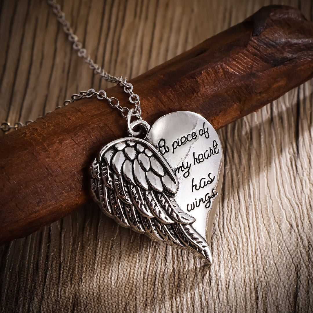 Christianartworkshop Collier commémoratif demi-cœur et ailes d'ange : Pendentif « Une partie de mon cœur a des ailes », symbole de foi - image 2