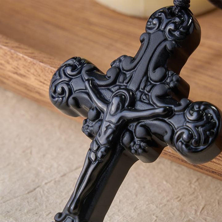 Collier pendentif crucifix en obsidienne de style classique, créé par Christianartworkshop - image 10