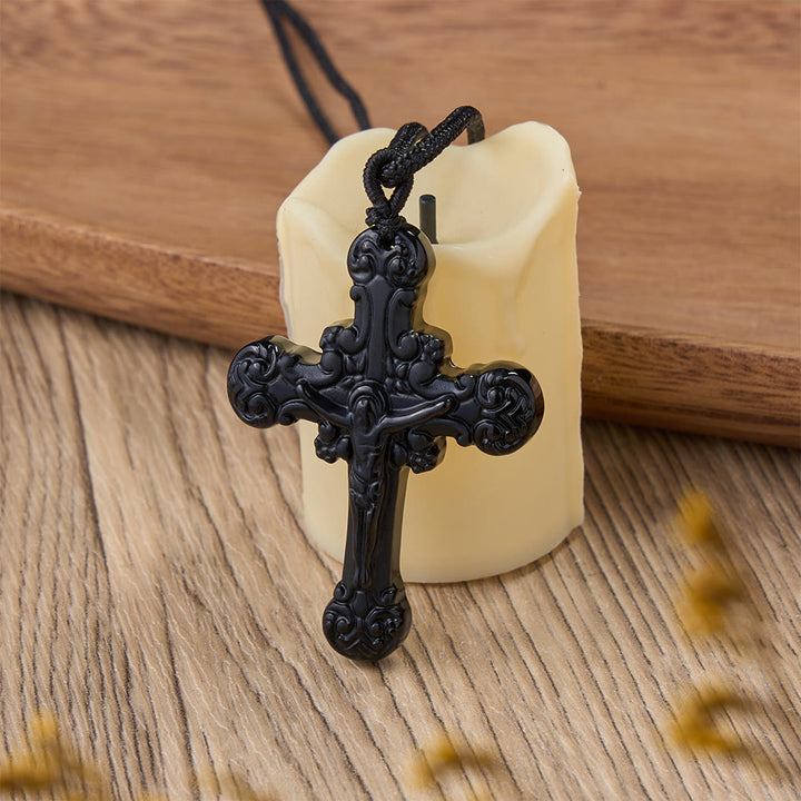 Collier pendentif crucifix en obsidienne de style classique, créé par Christianartworkshop - image 5