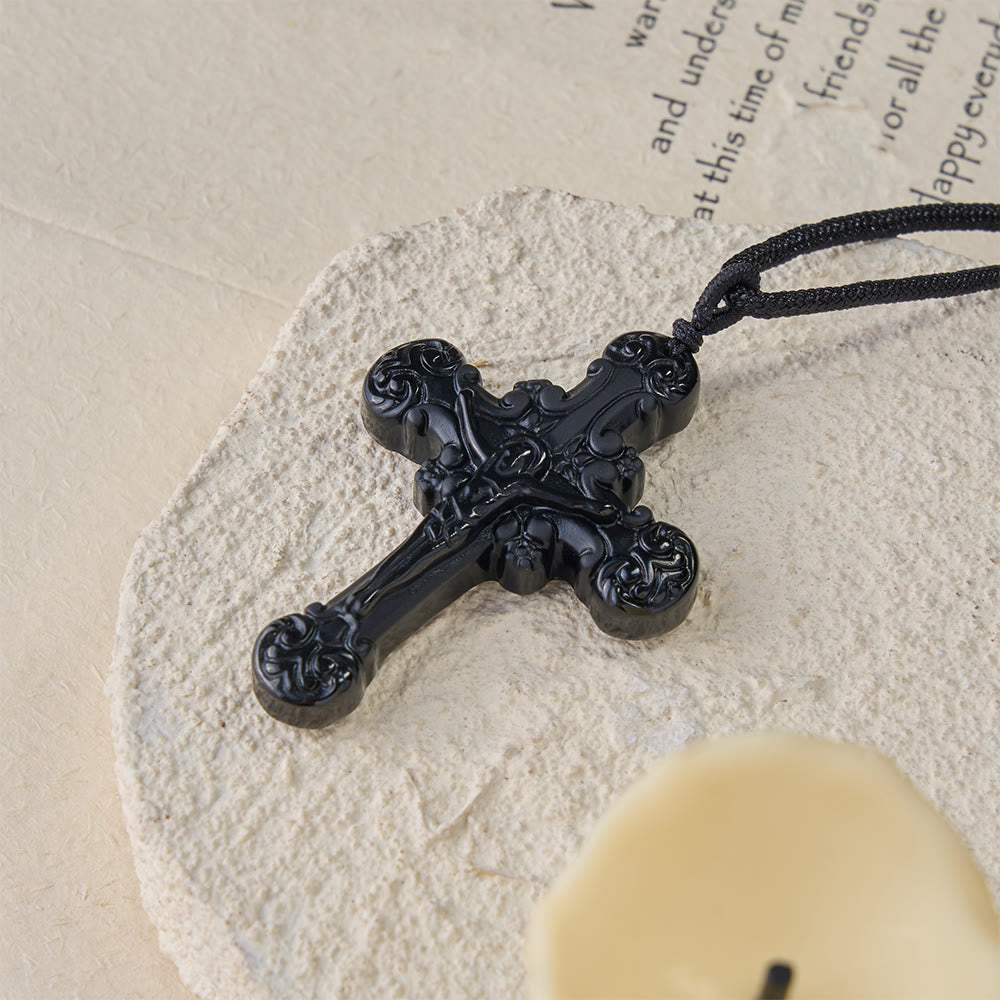 Collier pendentif crucifix en obsidienne de style classique, créé par Christianartworkshop - image 4