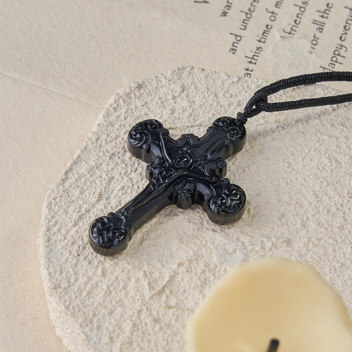 Collier pendentif crucifix en obsidienne de style classique, créé par Christianartworkshop - image 4