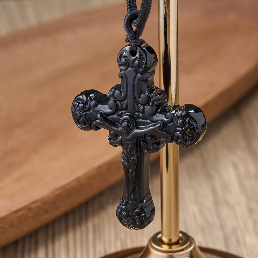 Collier pendentif crucifix en obsidienne de style classique, créé par Christianartworkshop - image 1