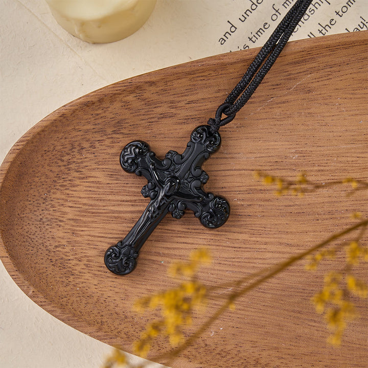 Collier pendentif crucifix en obsidienne de style classique, créé par Christianartworkshop - image 6