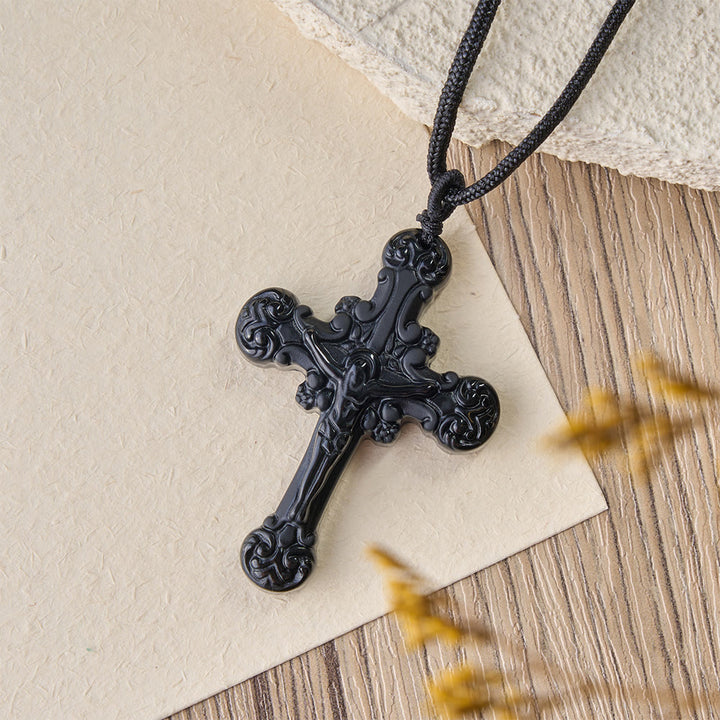 Collier pendentif crucifix en obsidienne de style classique, créé par Christianartworkshop - image 3