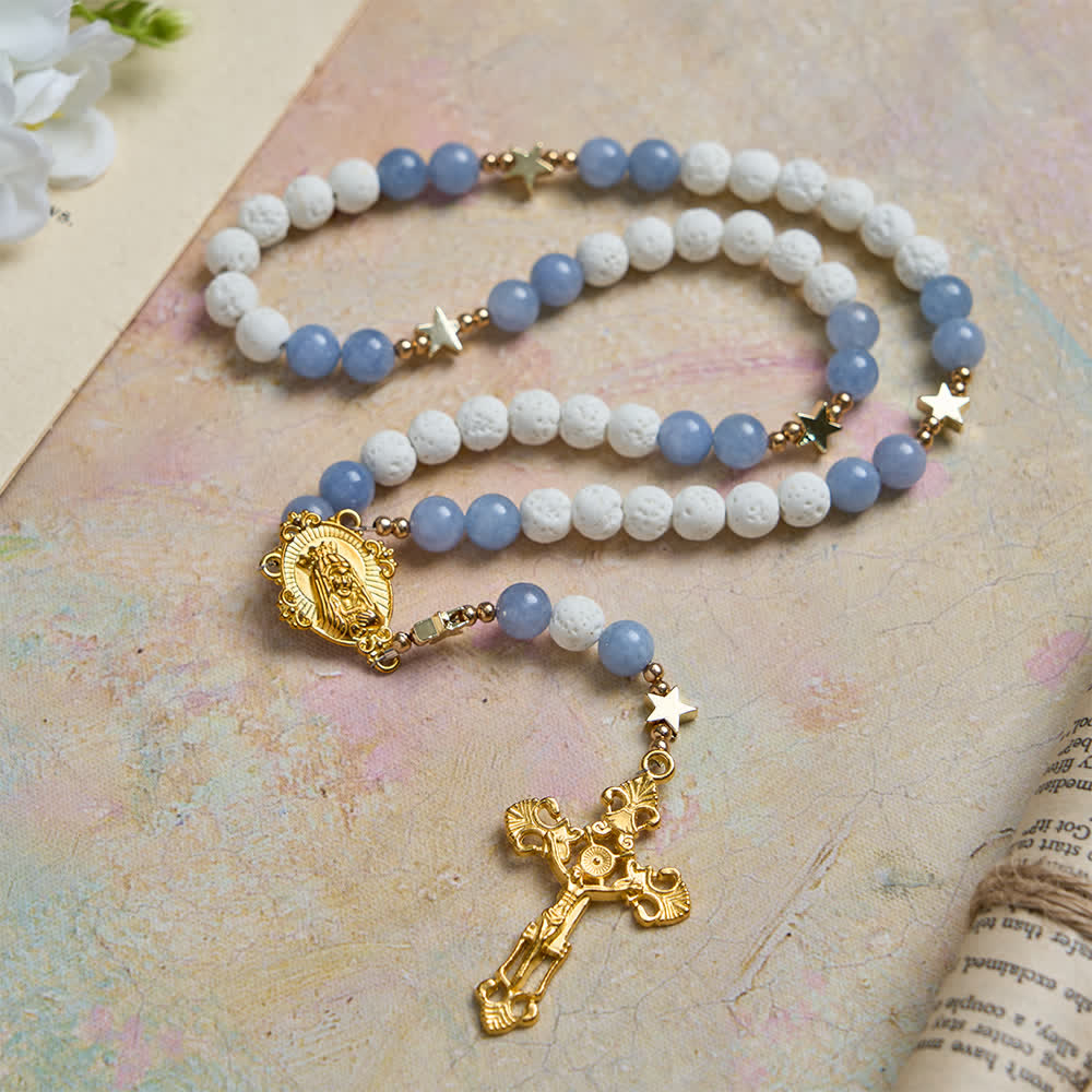 Christianartworkshop Chapelet en pierre volcanique blanche naturelle et perles d'aigue-marine : Calme de la nature et rêves étoilés - Notre-Dame et le Crucifix - image 0