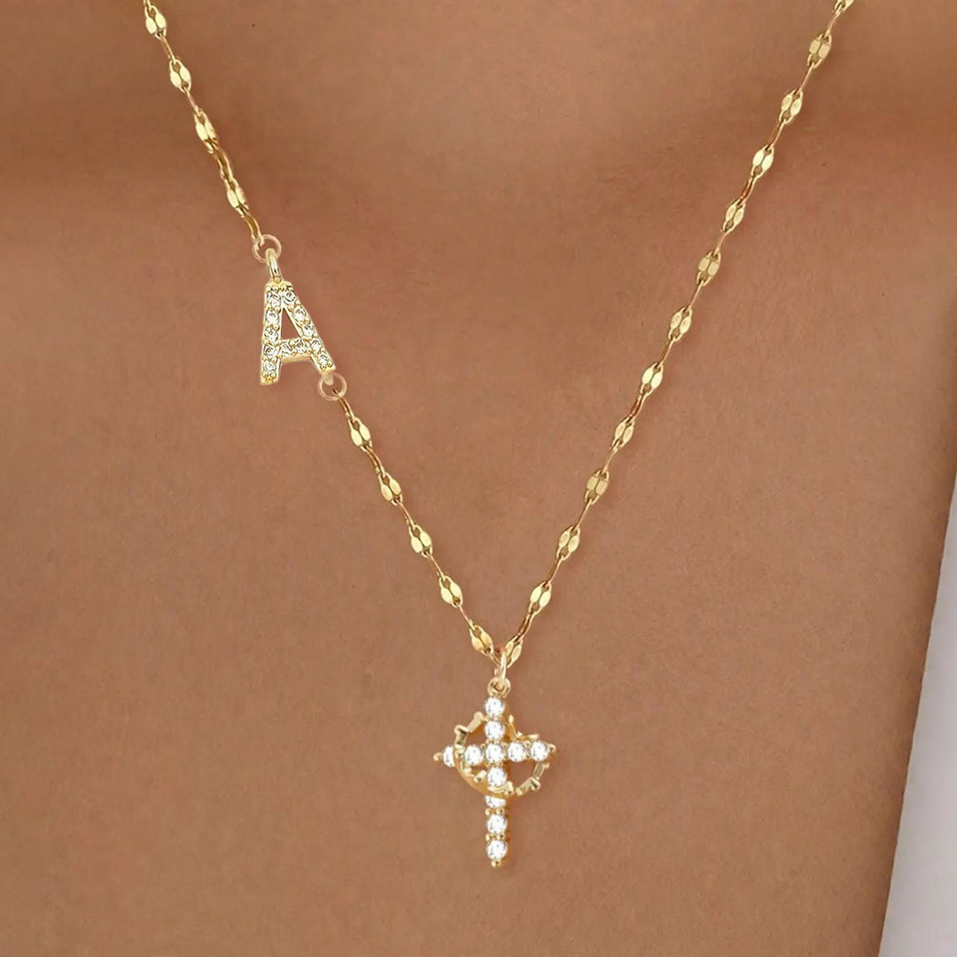 Collier croix couronne personnalisée avec initiale AZ, tons or et argent, de Christianartworkshop : bijou pendentif monogramme sacré personnalisé - UN - Doré - image 0