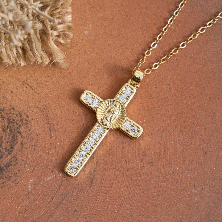 Christianartworkshop Collier Croix Notre-Dame incrusté de zircons étincelants : Élégant bijou de dévotion au quotidien - image 3