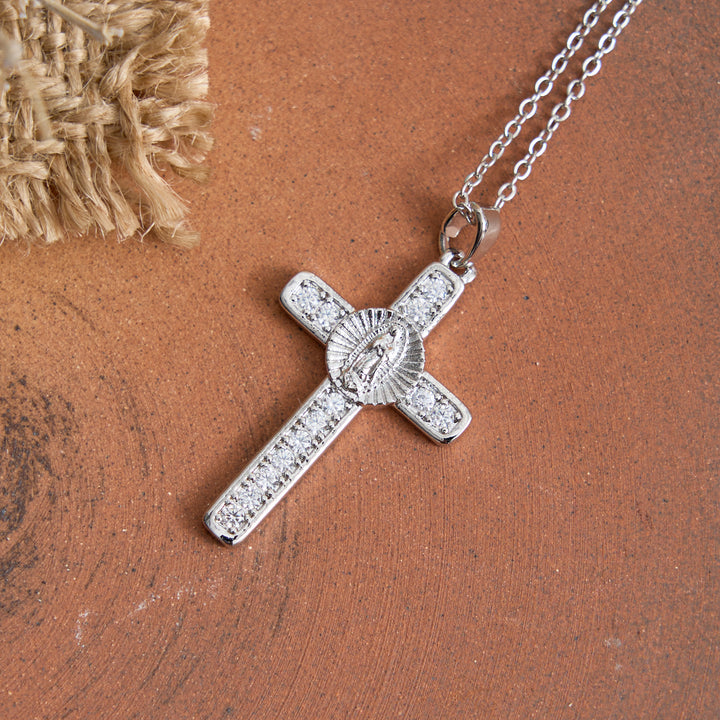 Christianartworkshop Collier Croix Notre-Dame incrusté de zircons étincelants : Élégant bijou de dévotion au quotidien - image 5