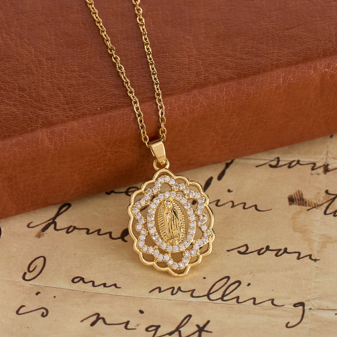 Christianartworkshop Collier Notre-Dame en zircon, orné de dentelle : symbole intemporel de la protection maternelle céleste - Notre Dame - image 0