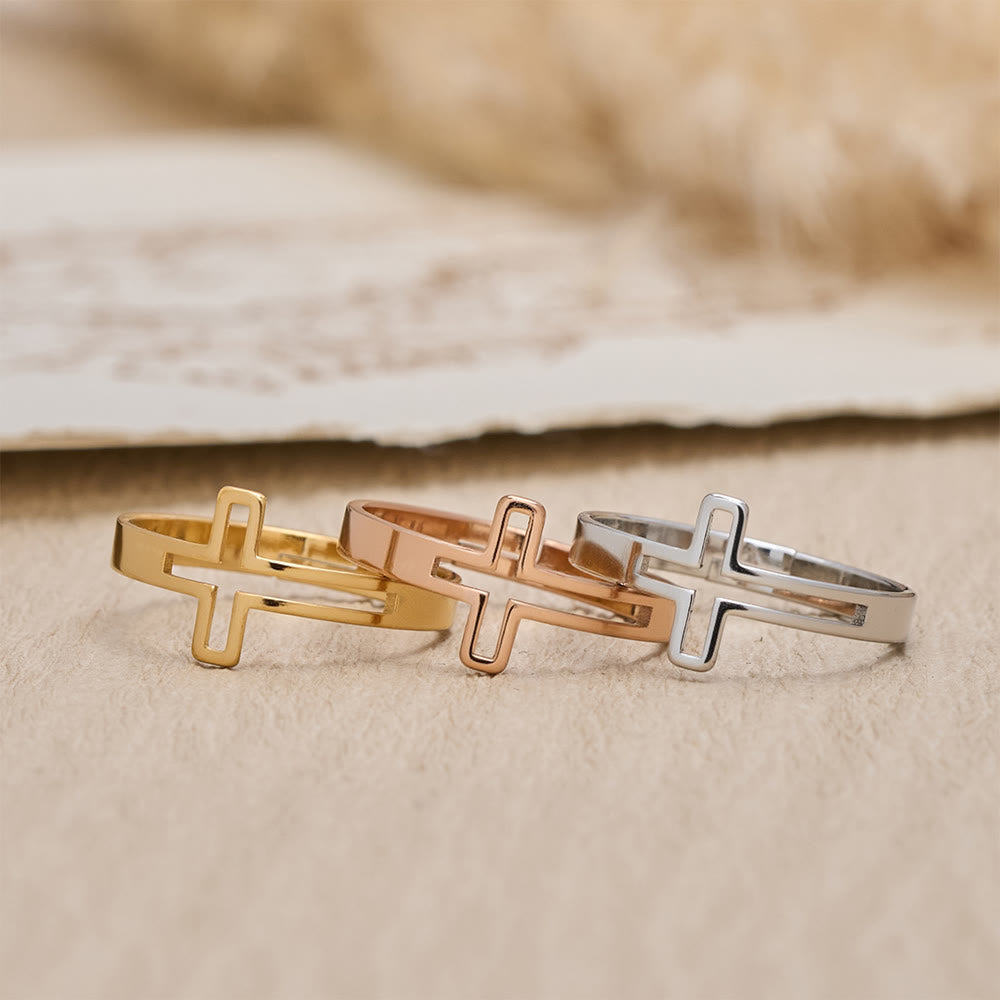 Christianartworkshop Bague minimaliste ajourée en forme de croix sur le côté : un emblème de dévotion sacrée discrète - image 1