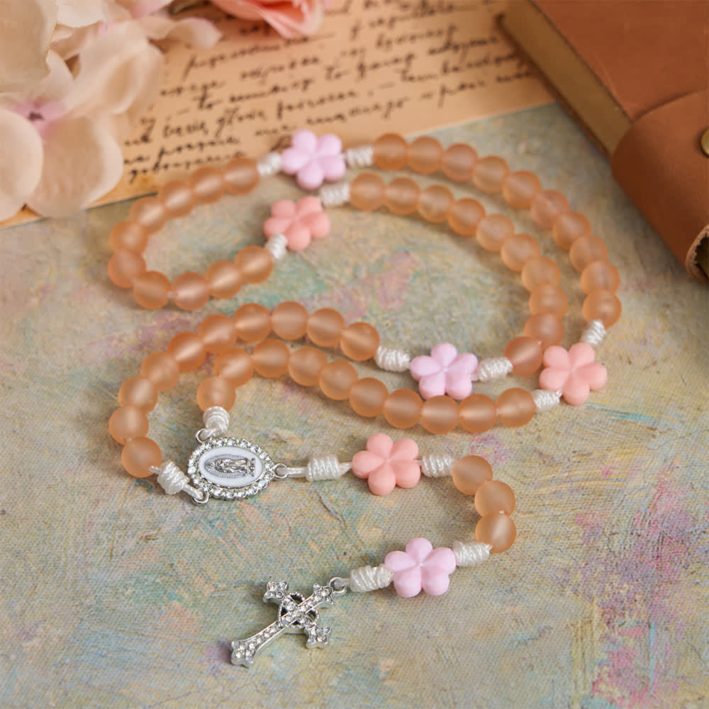 Christianartworkshop Chapelet de perles givrées pêche-orange et camélias roses : la pureté des fleurs printanières - Notre-Dame et le Crucifix - image 0