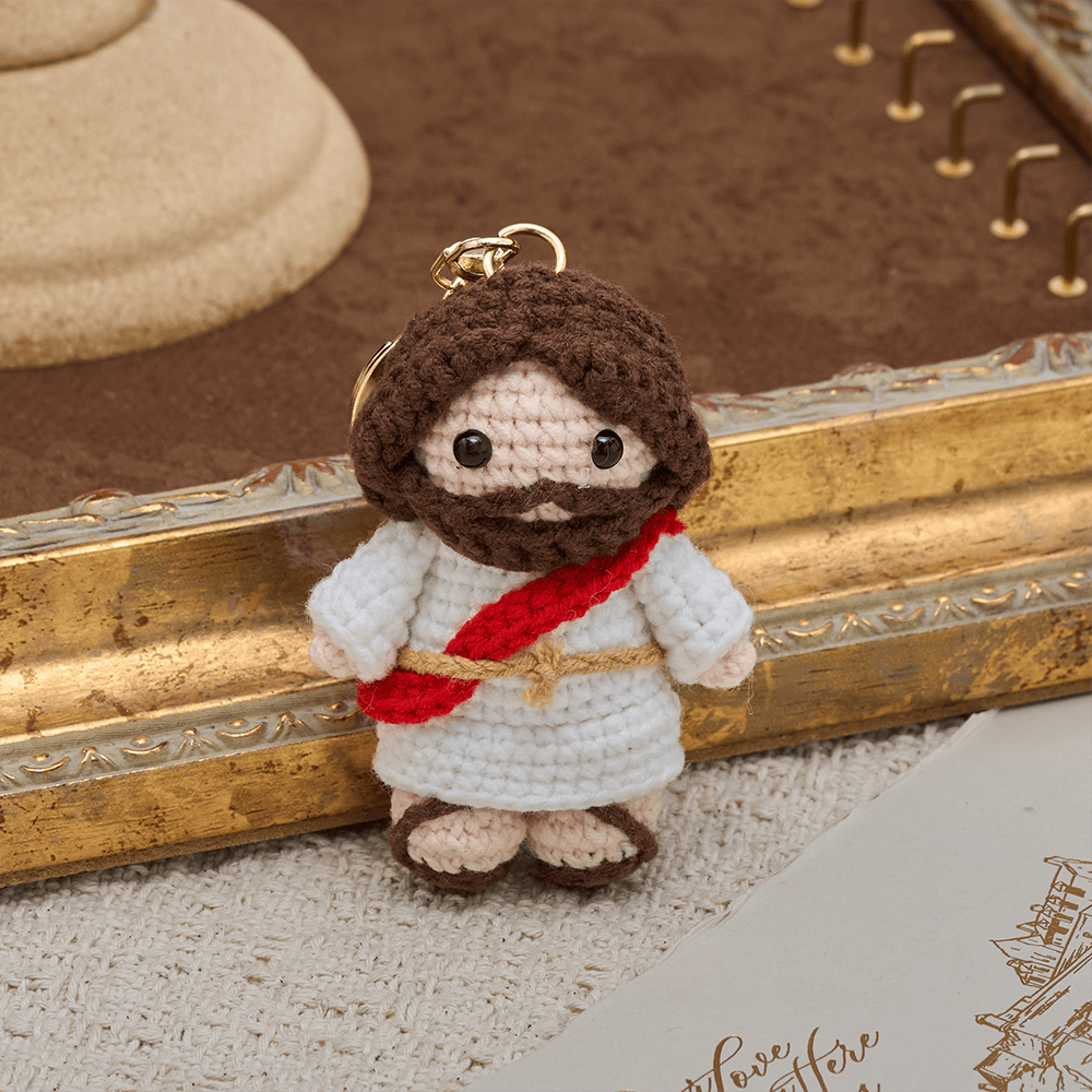 Christianartworkshop Porte-clés Jésus crocheté à la main, style Q : un symbole d'amour tendre et de réconfort divin - image 2