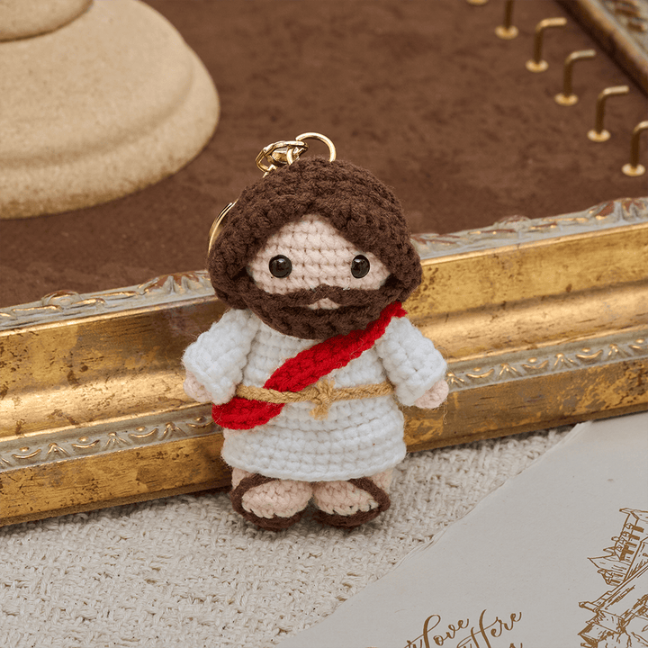 Christianartworkshop Porte-clés Jésus crocheté à la main, style Q : un symbole d'amour tendre et de réconfort divin - image 2