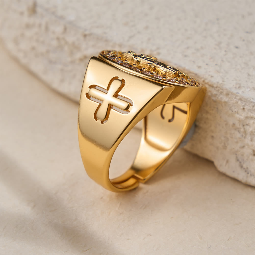 Christianartworkshop Bague chevalière audacieuse St. Jude en zircon avec halo et croix latérale : un symbole d’espoir et de guidance divine - image 3