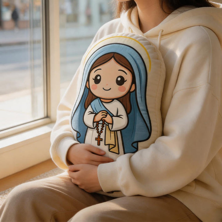Christianartworkshop Coussin en peluche mignon en forme de Notre-Dame avec chapelet : Décoration intérieure chaleureuse inspirée par la foi - 24" (60 cm) - image 0