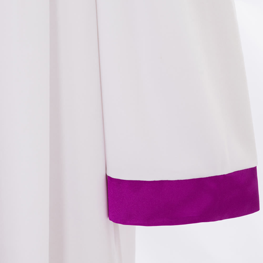 Robe de clergé blanche classique Christianartworkshop avec col en V contrastant et détails en croix - image 6