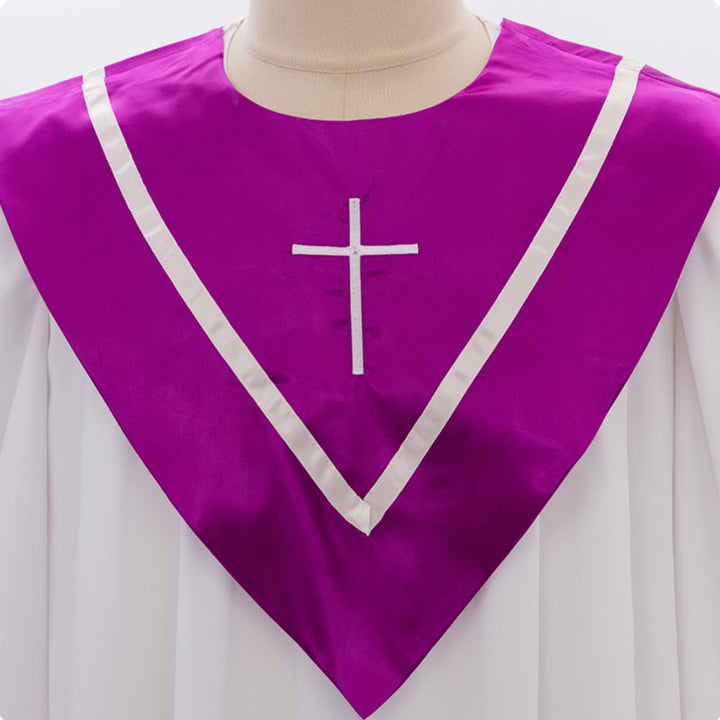 Robe de clergé blanche classique Christianartworkshop avec col en V contrastant et détails en croix - image 5