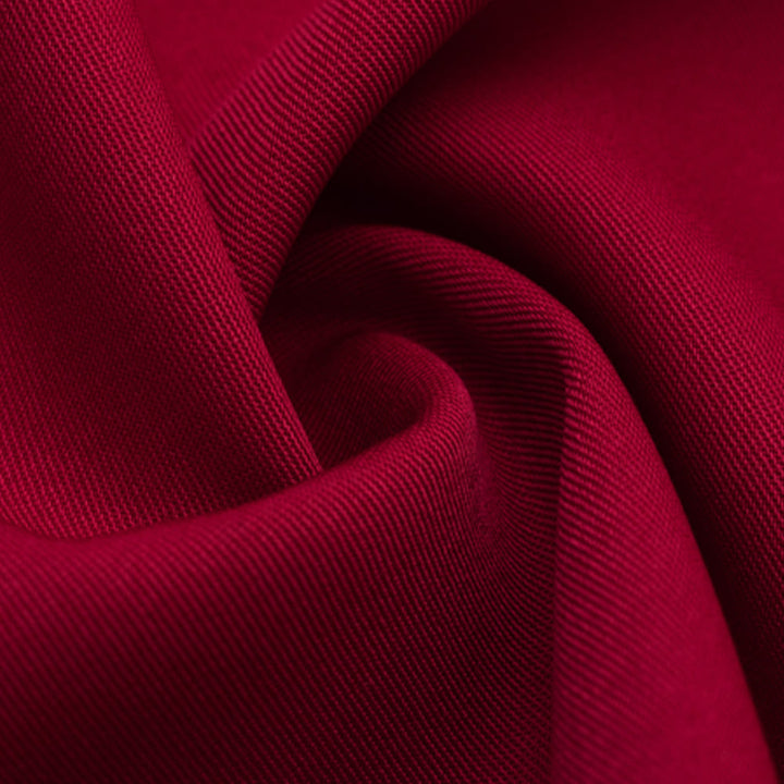 Robe de clergé traditionnelle bordeaux de Christianartworkshop avec croix dorée et col en V. - image 12