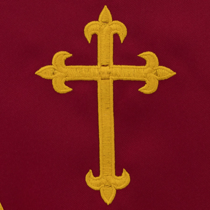 Robe de clergé traditionnelle bordeaux de Christianartworkshop avec croix dorée et col en V. - image 6