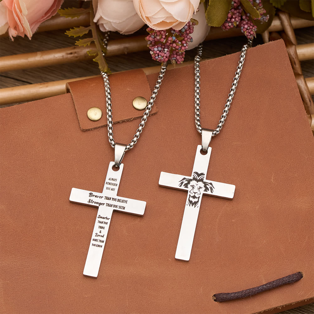 Christianartworkshop Collier pendentif croix double face avec lion et gravure inspirante : symbole de courage et de foi - Croix du Lion et du Verset - image 0