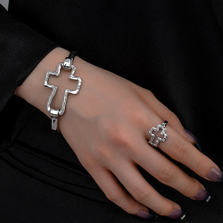Ensemble bracelet et bague croix martelée Christianartworkshop : un symbole de foi et de simplicité raffinée - Ensemble en argent - image 6