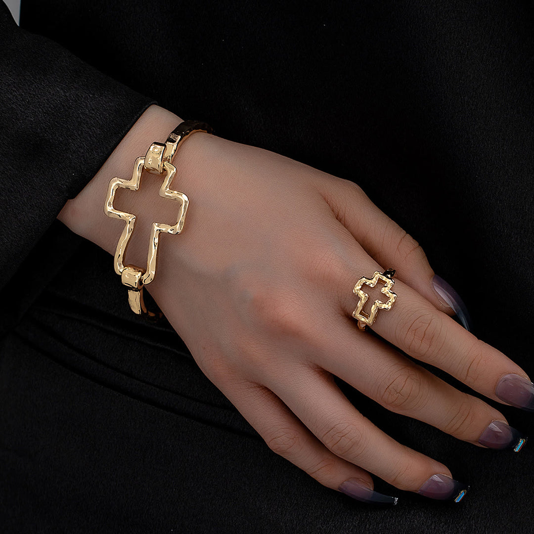 Ensemble bracelet et bague croix martelée Christianartworkshop : un symbole de foi et de simplicité raffinée - Ensemble doré - image 0
