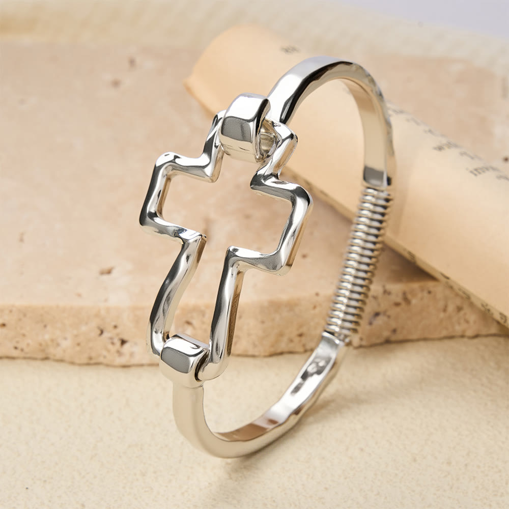 Ensemble bracelet et bague croix martelée Christianartworkshop : un symbole de foi et de simplicité raffinée - image 8