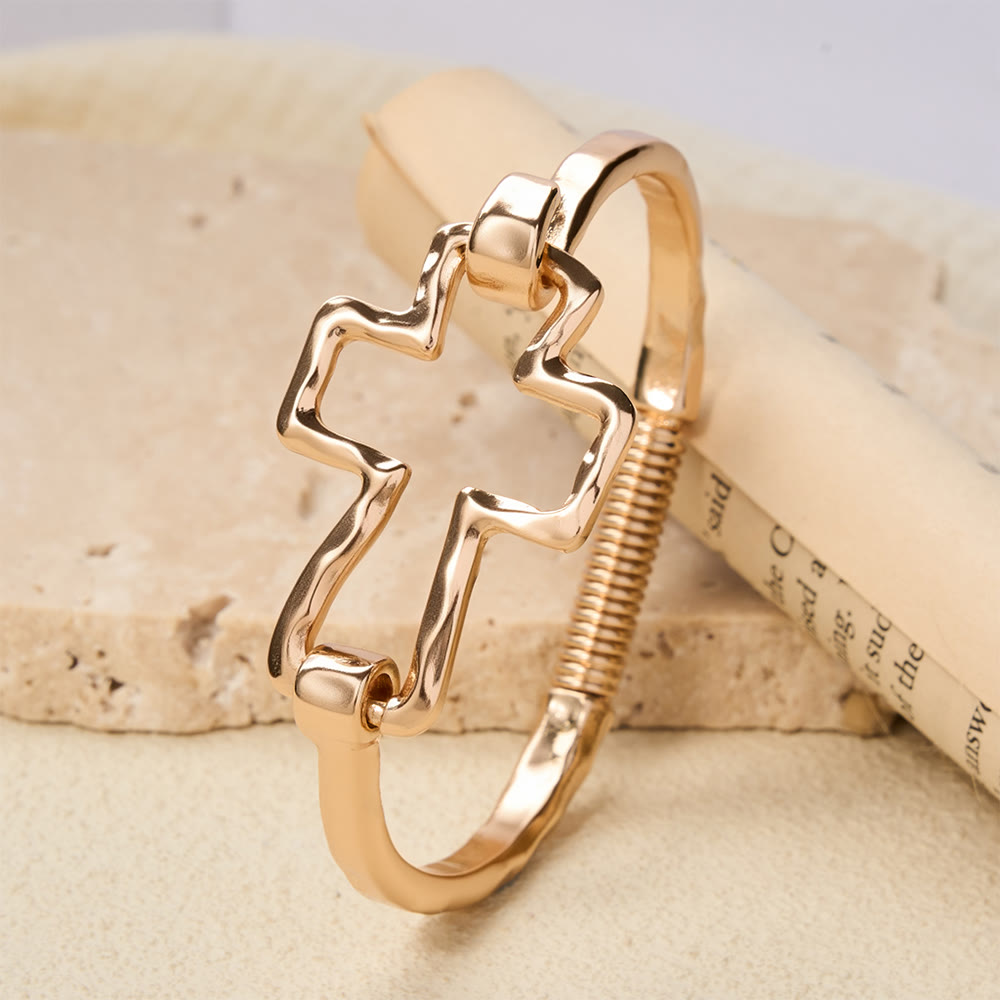 Ensemble bracelet et bague croix martelée Christianartworkshop : un symbole de foi et de simplicité raffinée - image 3
