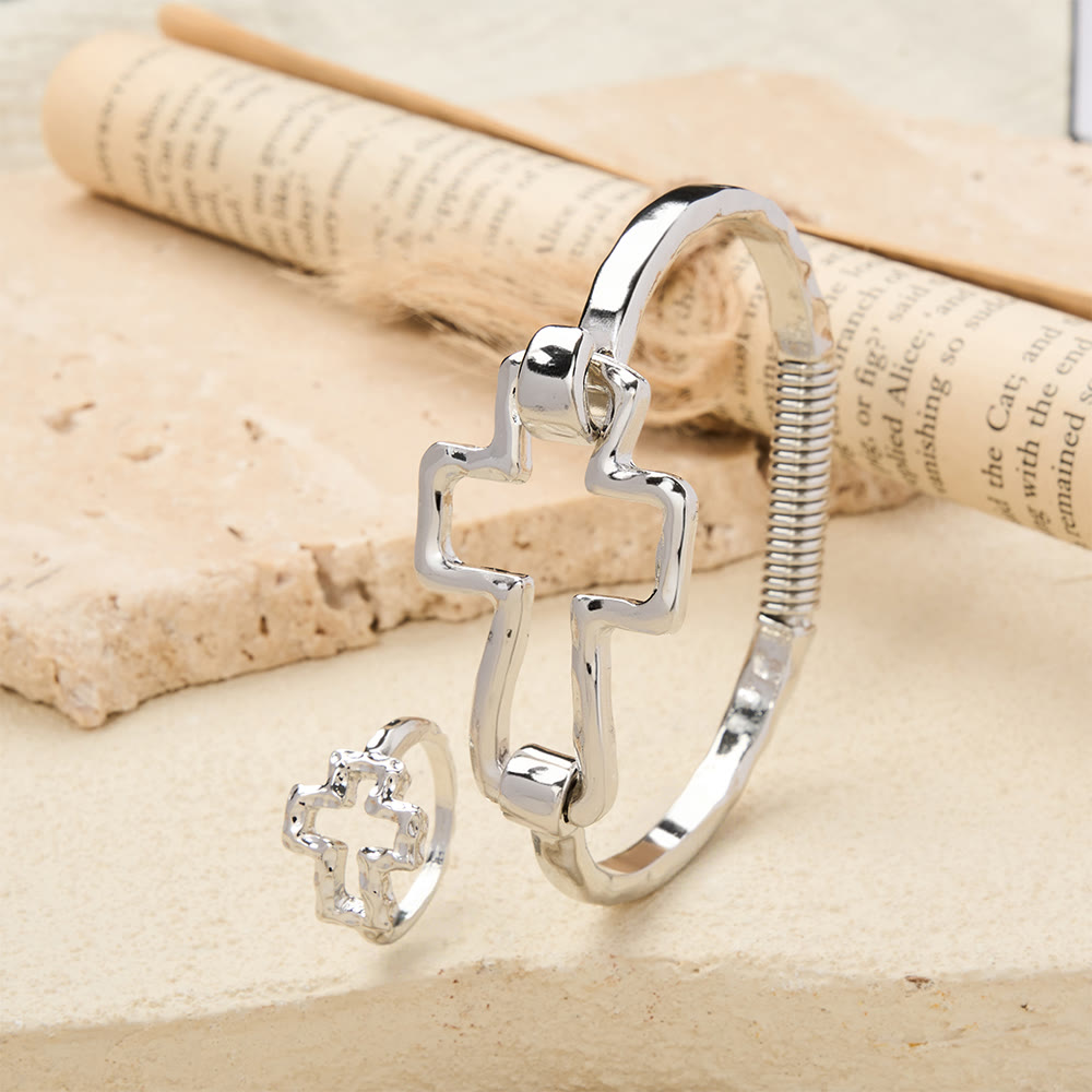 Ensemble bracelet et bague croix martelée Christianartworkshop : un symbole de foi et de simplicité raffinée - image 7