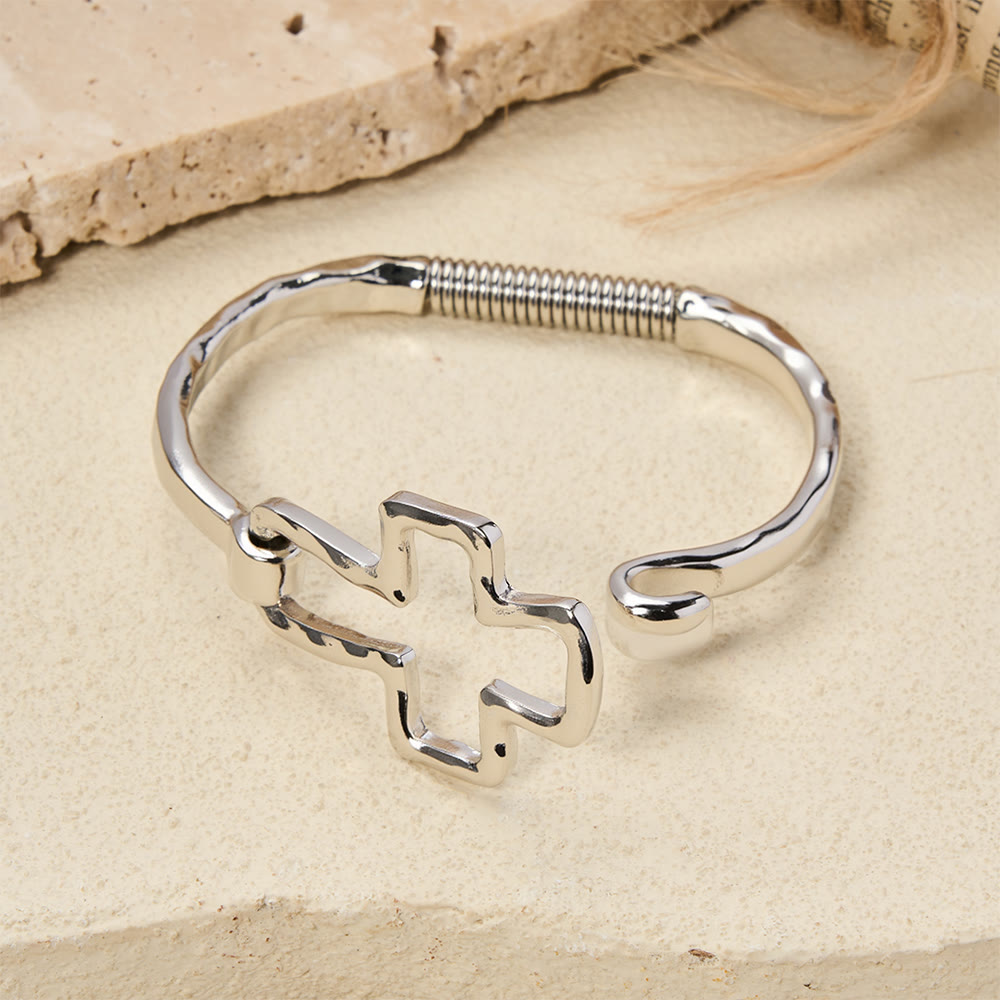 Ensemble bracelet et bague croix martelée Christianartworkshop : un symbole de foi et de simplicité raffinée - image 11