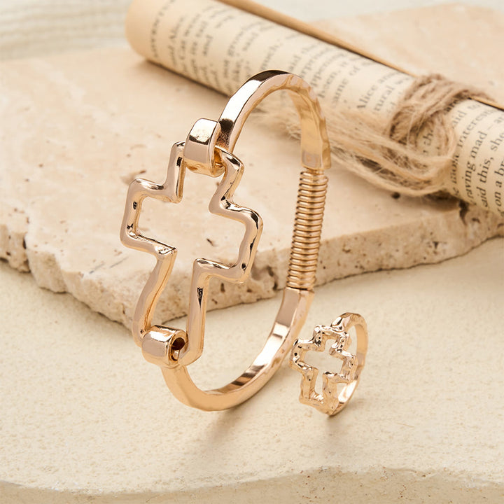 Ensemble bracelet et bague croix martelée Christianartworkshop : un symbole de foi et de simplicité raffinée - image 2
