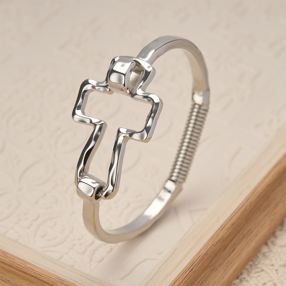 Ensemble bracelet et bague croix martelée Christianartworkshop : un symbole de foi et de simplicité raffinée - image 10