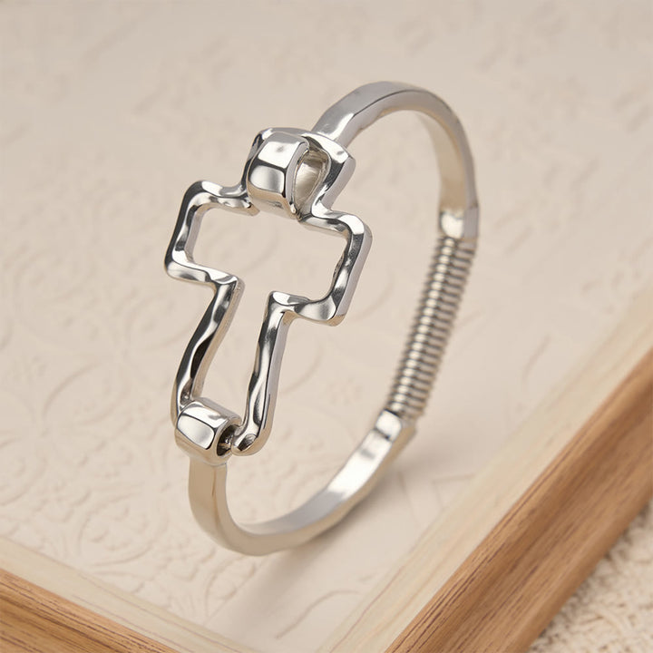 Ensemble bracelet et bague croix martelée Christianartworkshop : un symbole de foi et de simplicité raffinée - image 10