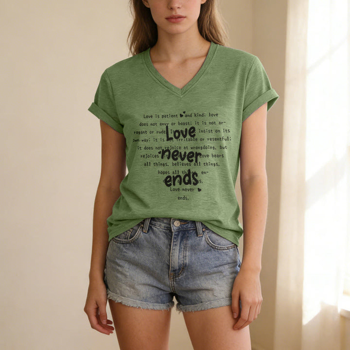 Christianartworkshop T-shirt décontracté à col en V avec verset biblique « L’amour ne finit jamais » - image 5
