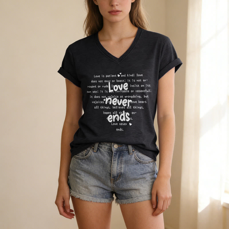 Christianartworkshop T-shirt décontracté à col en V avec verset biblique « L’amour ne finit jamais » - image 13