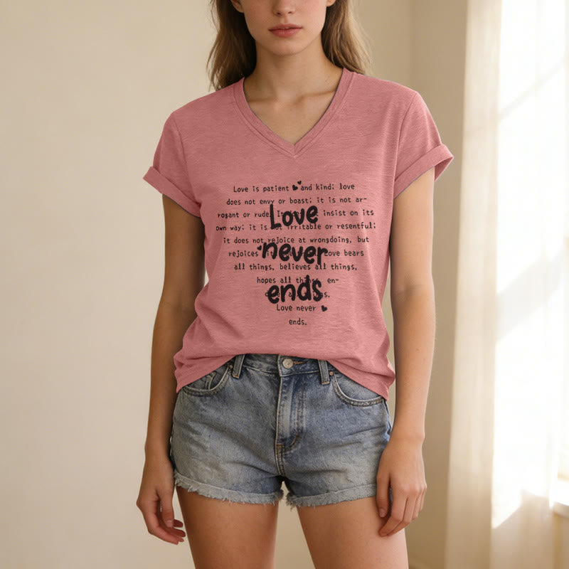 Christianartworkshop T-shirt décontracté à col en V avec verset biblique « L’amour ne finit jamais » - image 11