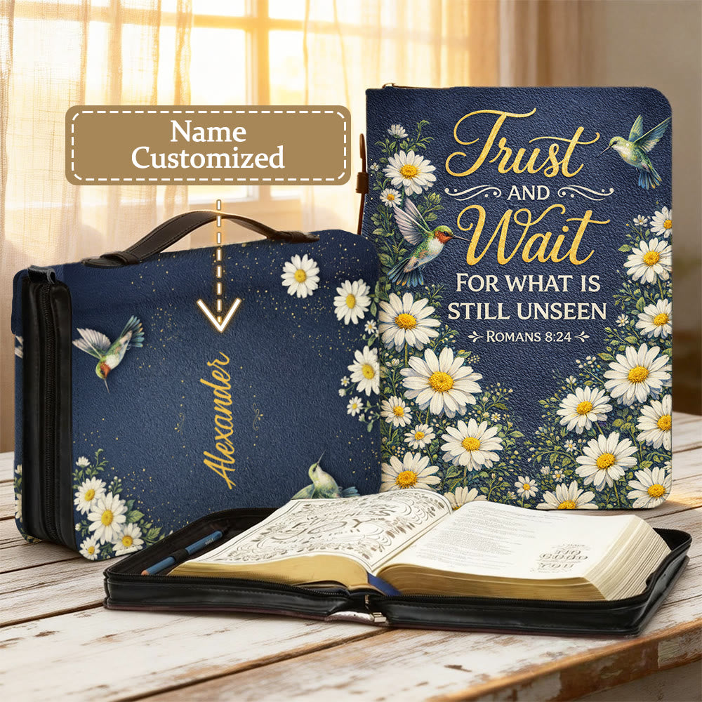 Christianartworkshop Ayez confiance et attendez (Romains 8:24) Couverture de la Bible Marguerite et Colibri - 2XL - Nom personnalisé - image 0