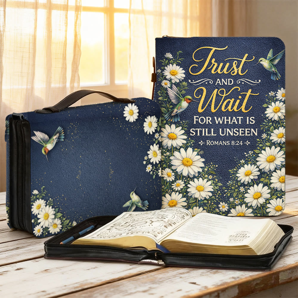 Christianartworkshop Ayez confiance et attendez (Romains 8:24) Couverture de la Bible Marguerite et Colibri - 2XL - Standard (sans personnalisation) - image 1